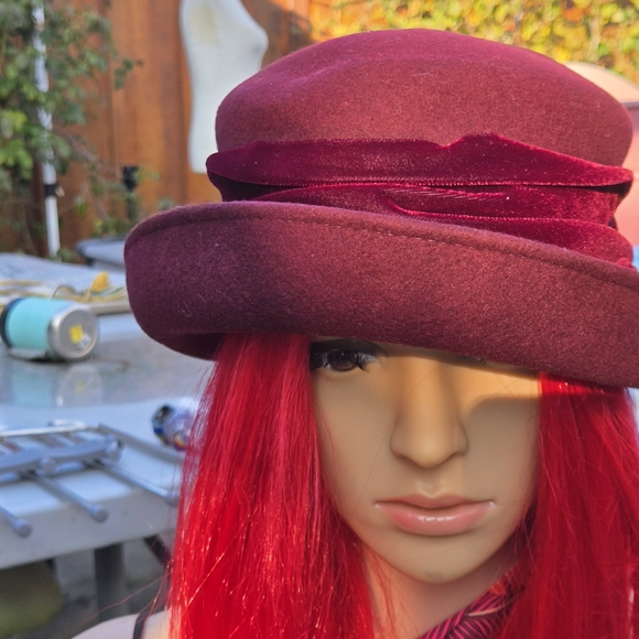 Galliano Sorbatti Burgundy Wool Cloche Hat w/ Velvet Trim – Made in Italy